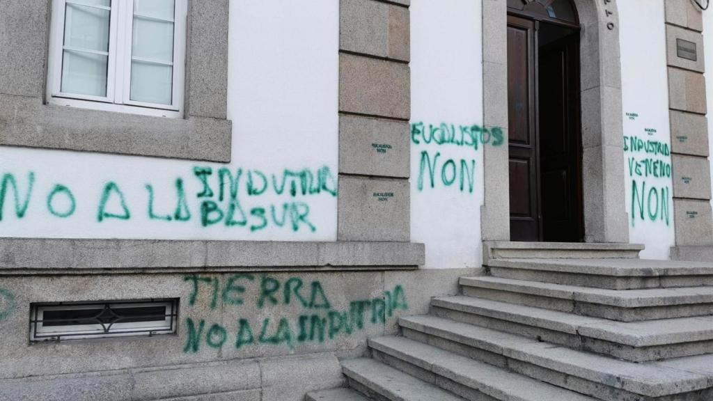 Pintadas en la casa consistorial de Palas de Rei.