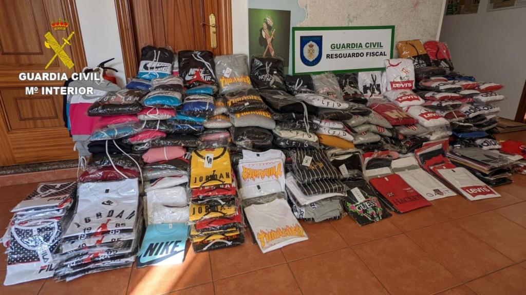 Las prendas incautadas en Rianxo.