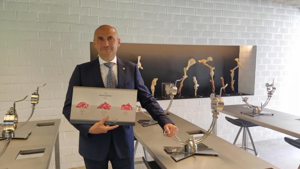 Juan Vicente Olmos, director de Monte Nevado, en la sala de corte del Campus del Jamón.