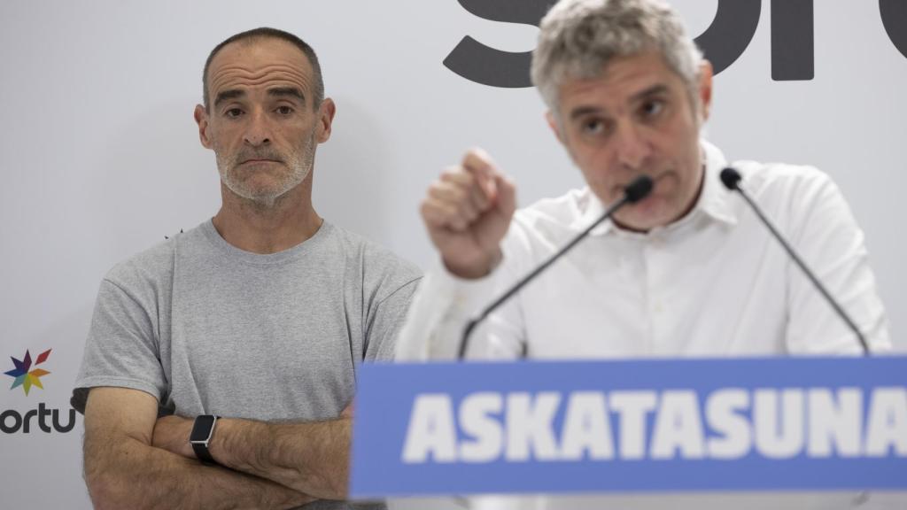 El miembro de ETA Xabier Atristain (i), junto con su abogado, Zigor Reizabal (d).