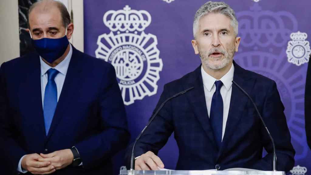 El ministro del Interior, Fernando Grande-Marlaska (d), y el director de la Policía.