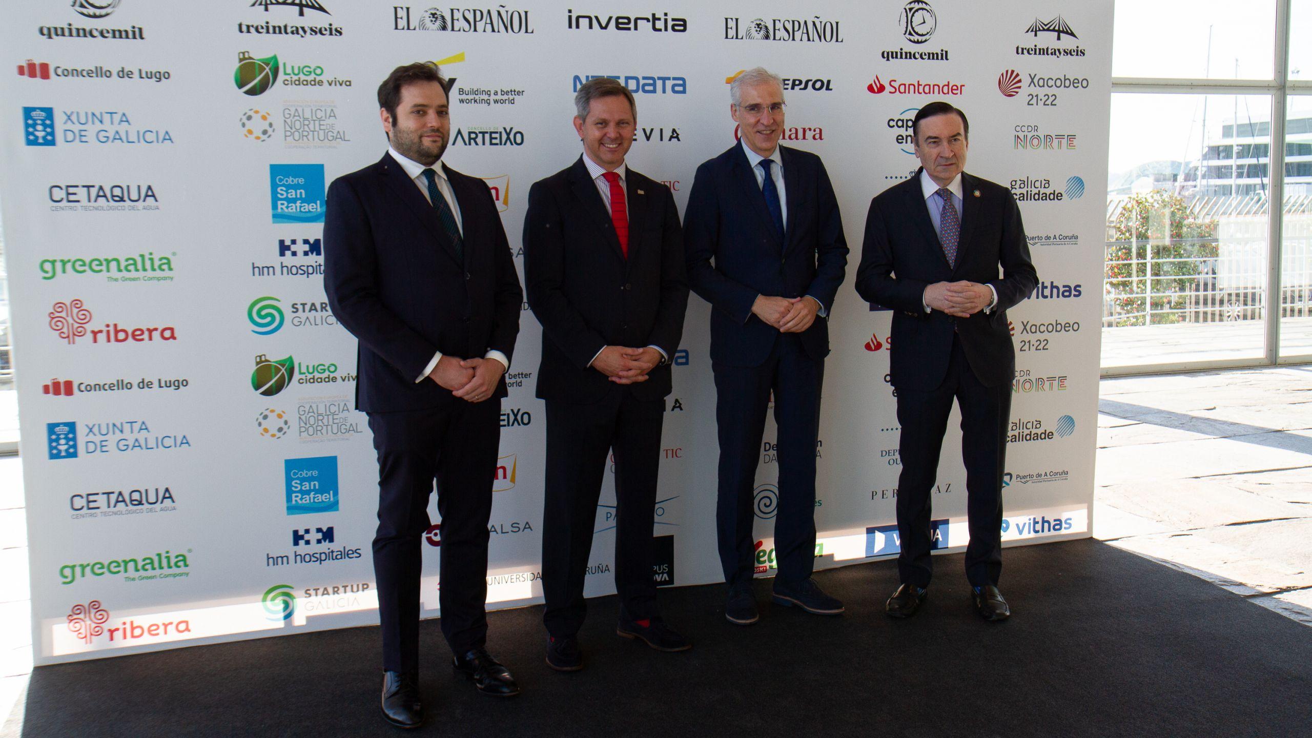 Pablo Grandío, director de Quincemil; José Miñones, delegado del gobierno en Galicia; Francisco Conde, Conselleiro de Economía e Industria y Vicepresidente segundo en funciones; y Pedro J. Ramírez, director de El Español. Foto: Moviola Audiovisuales