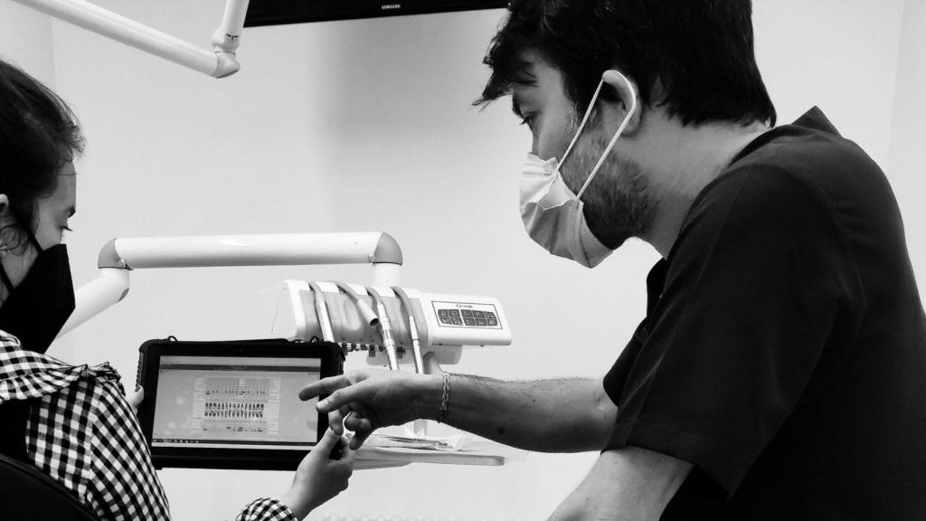 Dientes fijos en un día en la clínica dental Nicolás Oubiña, en A Coruña