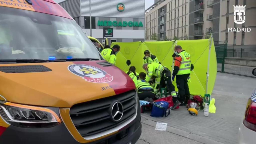 Los sanitarios del Samur atienden al joven acuchillado en Villaverde.