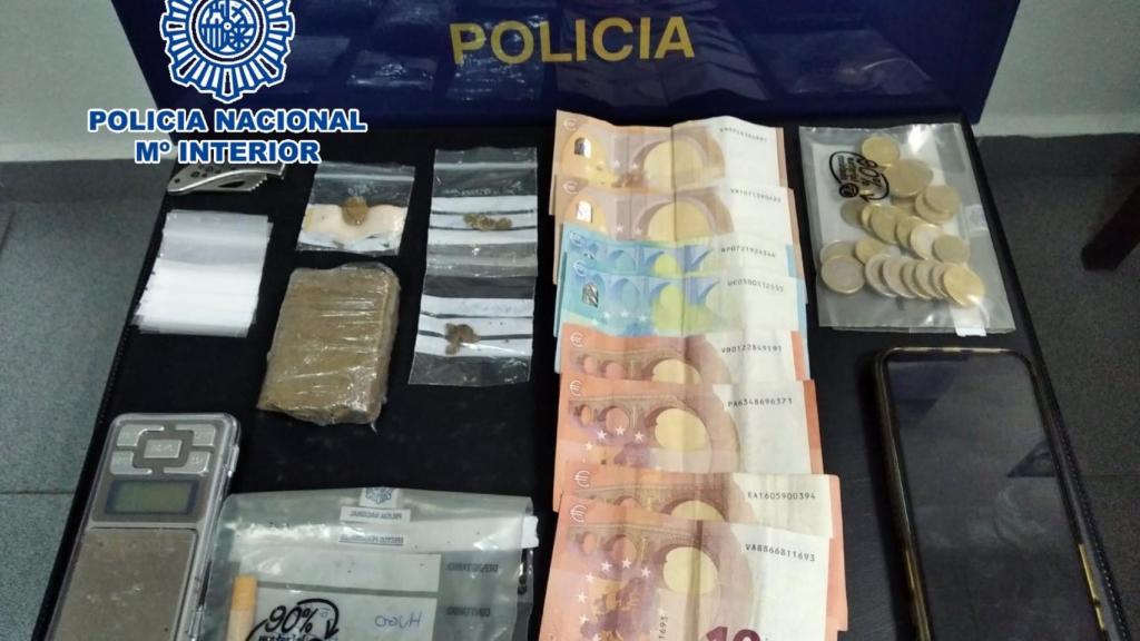 Material incautado al detenido en Pontevedra.