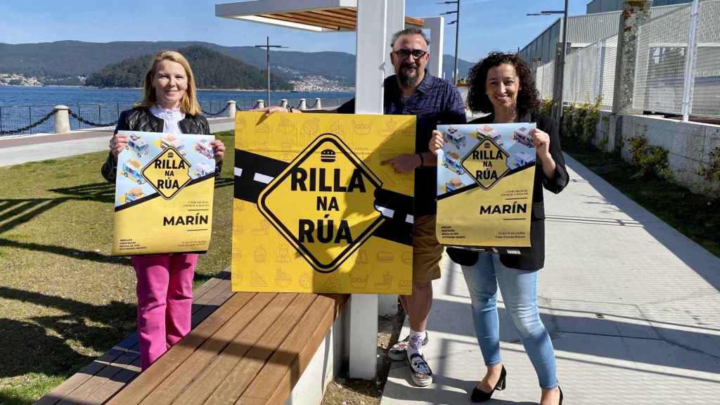 Las concejalas Marián Sanmartín y Beatriz Rodríguez junto a Jorge Rodal, de la empresa Elemental Street.