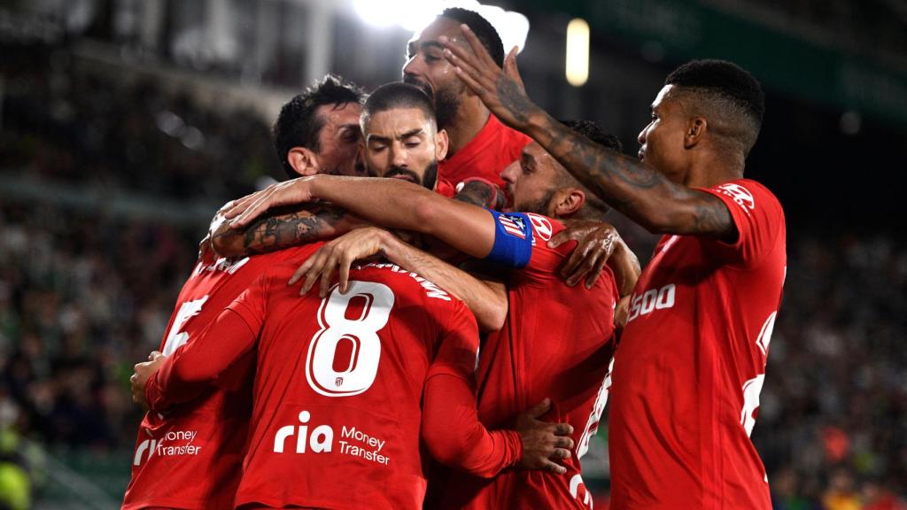 Piña de los jugadores del Atlético de Madrid para celebrar el gol de De Paul
