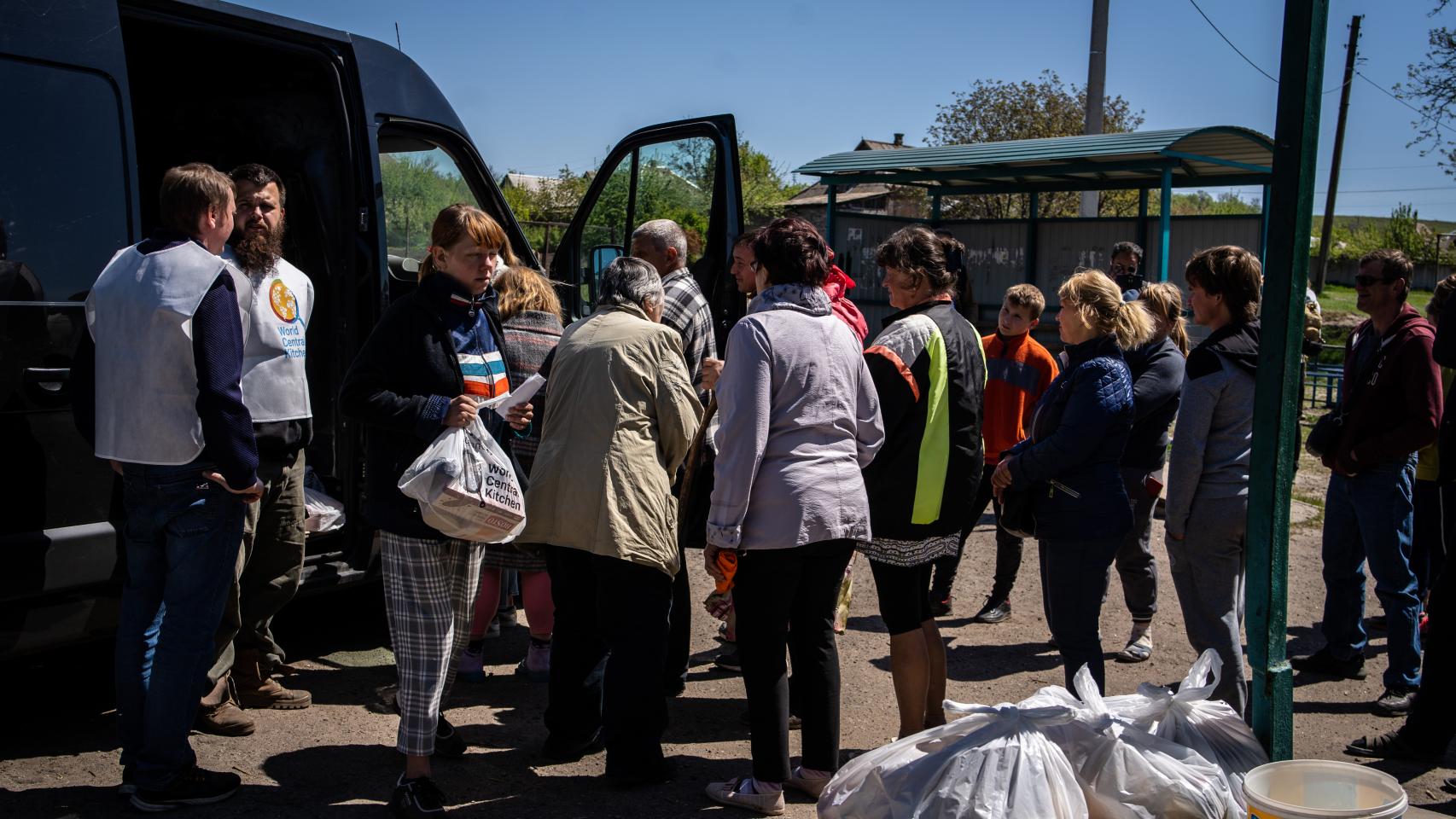 La World Central Kitchen, ONG del chef español José Andrés, se encarga de repartir comida.