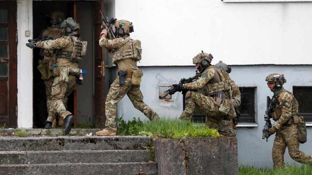 Tropas aliadas de la OTAN durante un NATO durante un entrenamiento militar en Klaipeda, en Lituania.