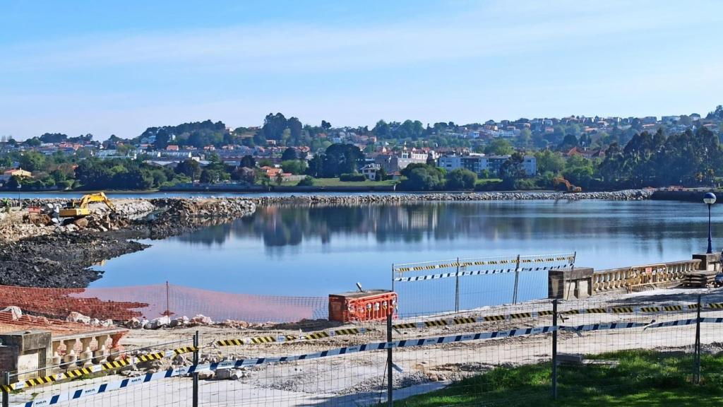 Obras de dragado en la ría de O Burgo, en Culleredo (A Coruña).