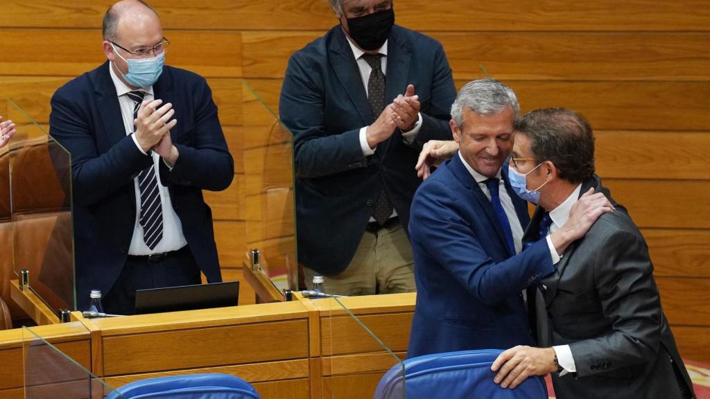 Feijóo y Rueda se dan un abrazo en la primera sesión del Debate de Investidura