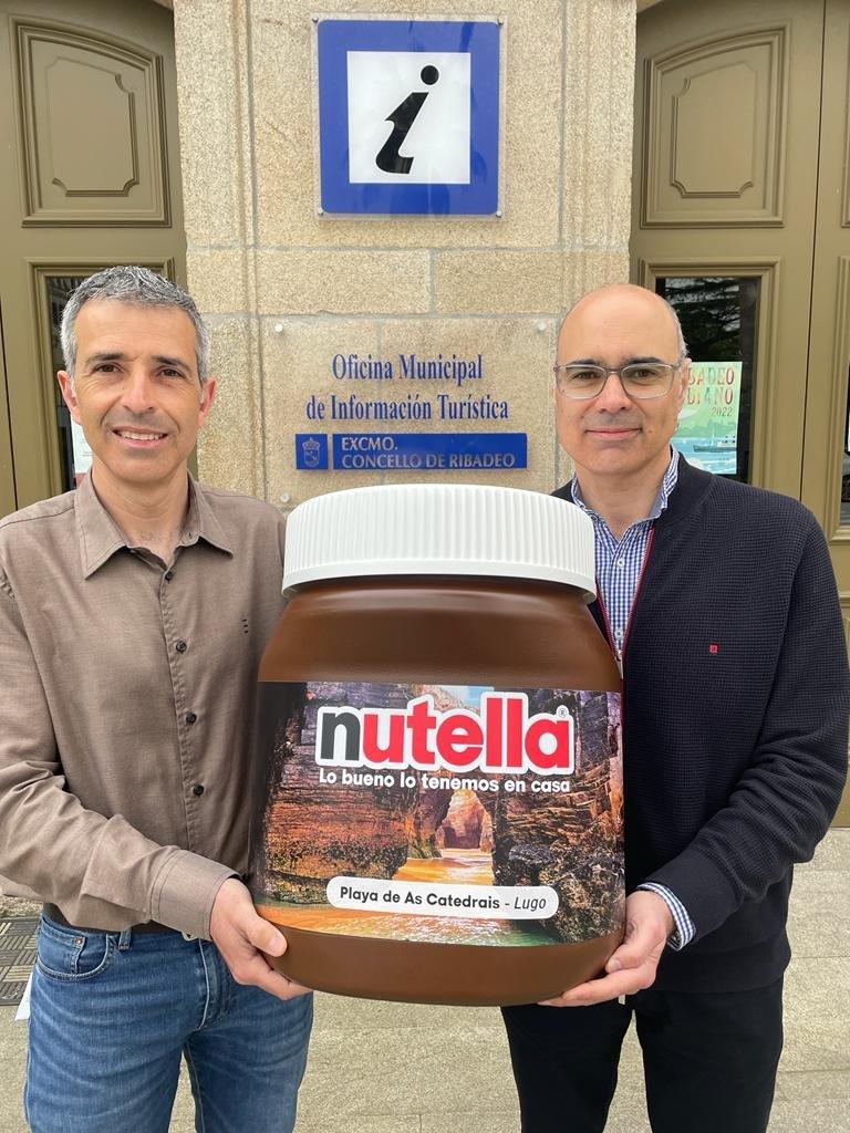 Desde el concello de Ribadeo muestran un bote gigante y corregido (por ellos)