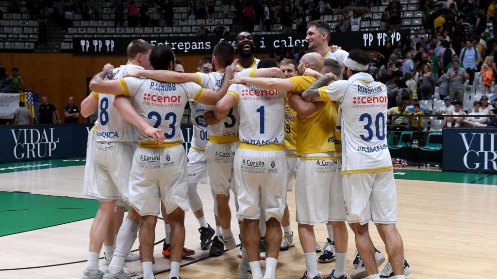 El Obradoiro celebra la permanencia tras vencer en Badalona.