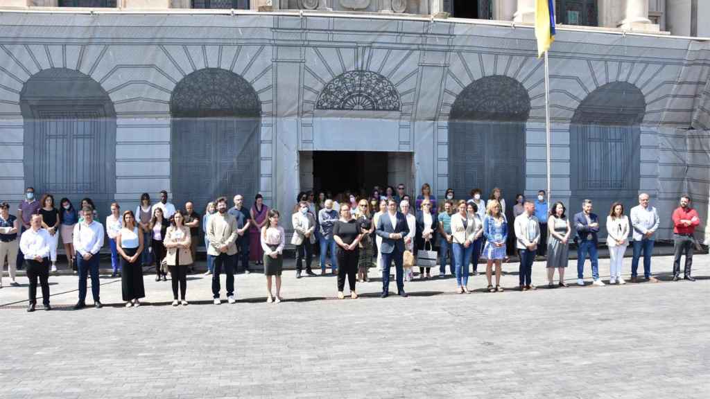 Minuto de silencio en el Cabildo de Tenerife por el asesinato machista de una mujer en Arona.