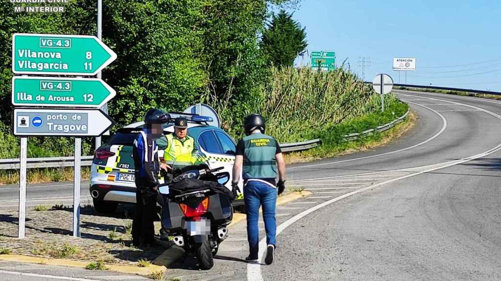 Control de motocicletas por parte de la Guardia Civil de Pontevedra.