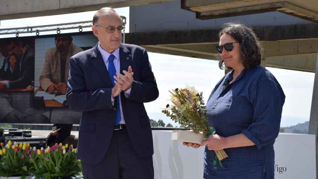 El rector entregó a la pareja de Ramos un ramo de flores y una caja con los recuerdos que los compañeros escribieron en su memoria.