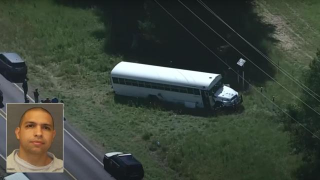 Gonzalo Artemio López logró escapar de este autobús en el condado de León, en Texas.