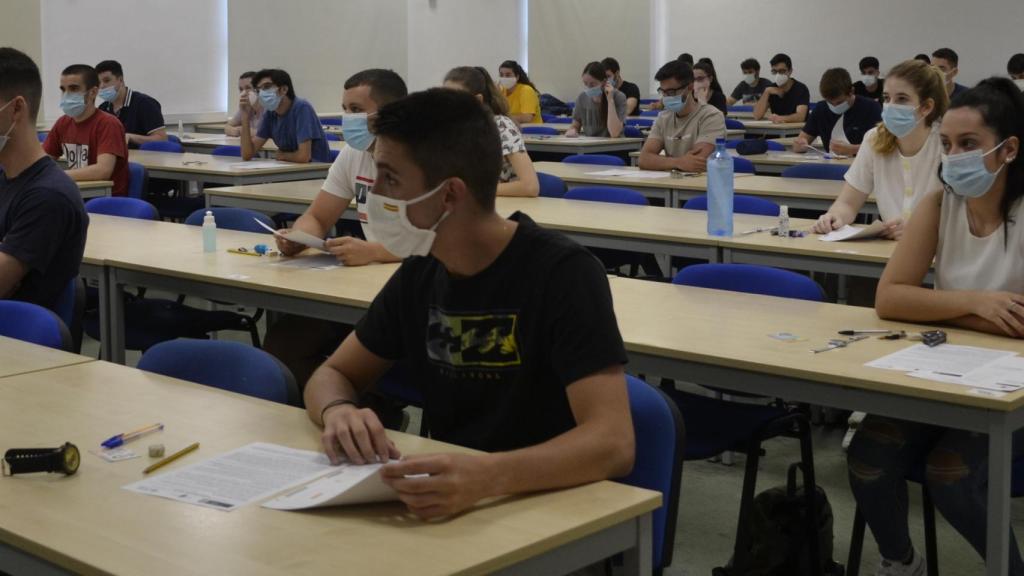 Alumnos durante la Ebau