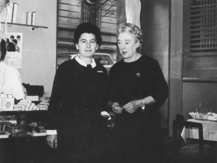 Margarita Taylor, en su establecimiento, con una de sus colaboradoras.