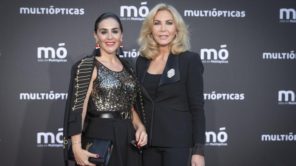 La magistrada Concha Azuara posando en el 'photocall' de Multiópticas junto a su amiga, Norma Duval.