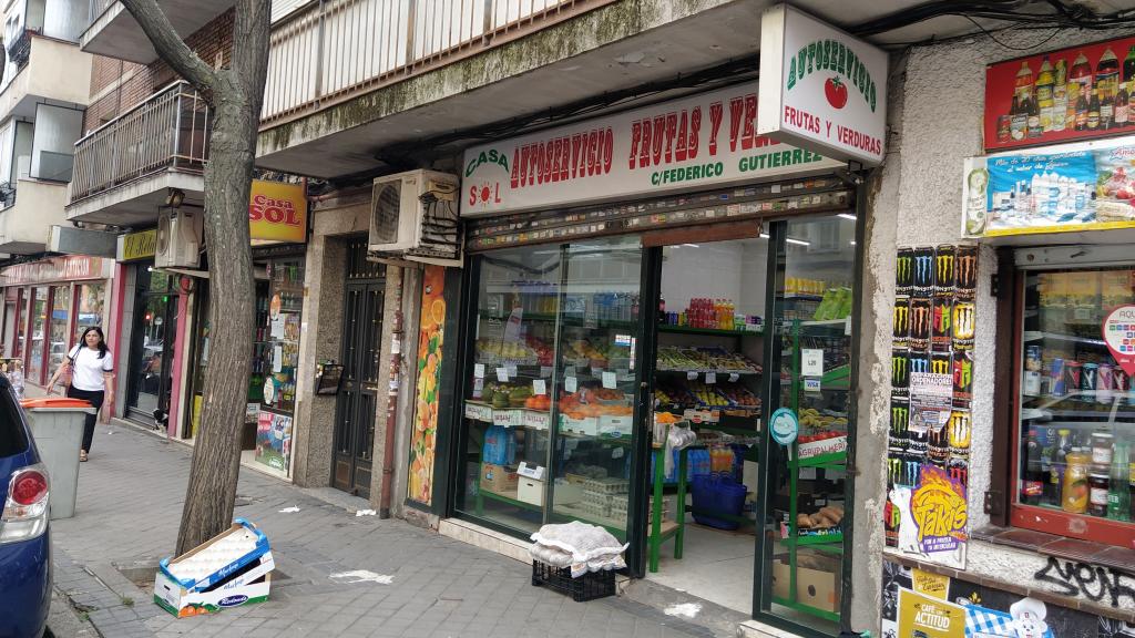 Otra de las muchas fruterías de barrio regentadas por migrantes abiertas en Madrid.