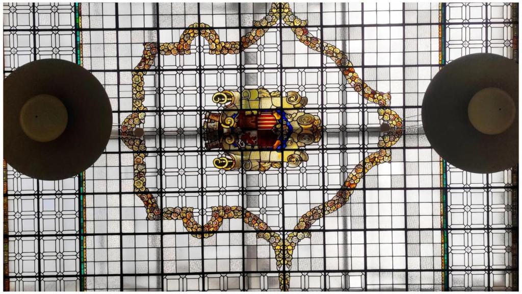 La vidriera con escudo de la II República.
