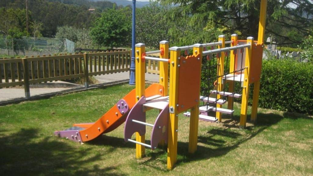 Juegos infantiles en elespacio aledaño a la iglesia de Castelo