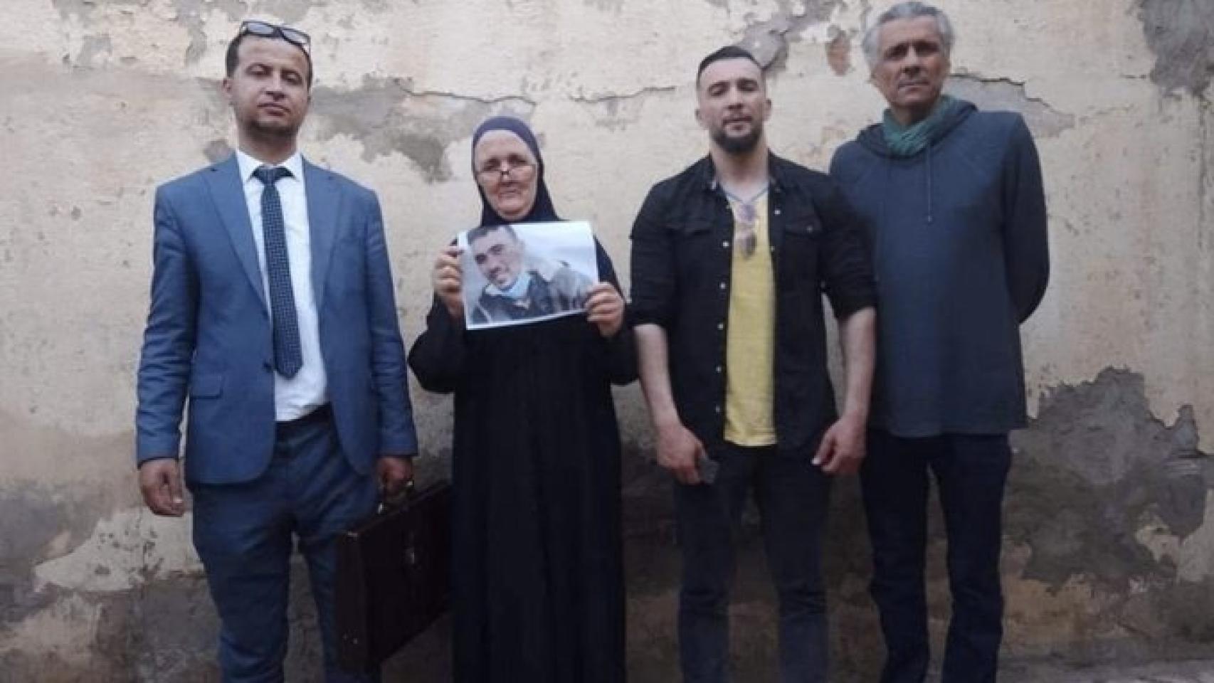 El abogado de Benhalima (izda), la madre, el hermano y un político de la oposición.