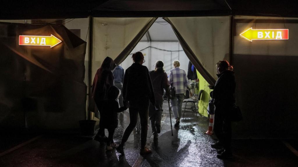 Varios refugiados ucranianos llegados de Mariúpol se registran en el centro humanitario de Zaporiyia