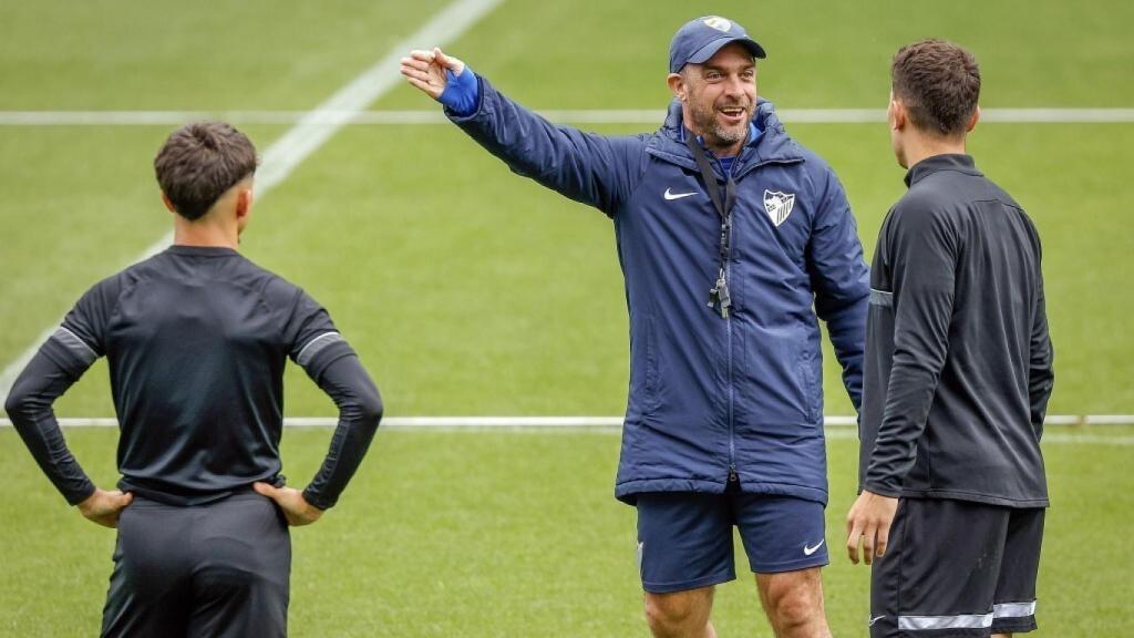 Pablo Guede dirige un entrenamiento del Málaga