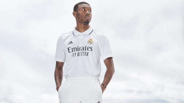 David Alaba con la nueva camiseta del Real Madrid para la temporada 2022/2023