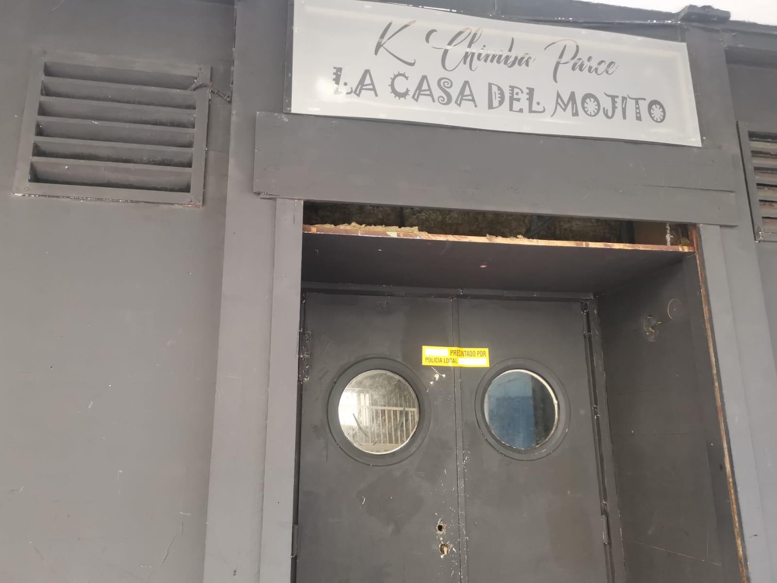 La Casa del Mojito precintado por la Policía Local (Foto: Quincemil)
