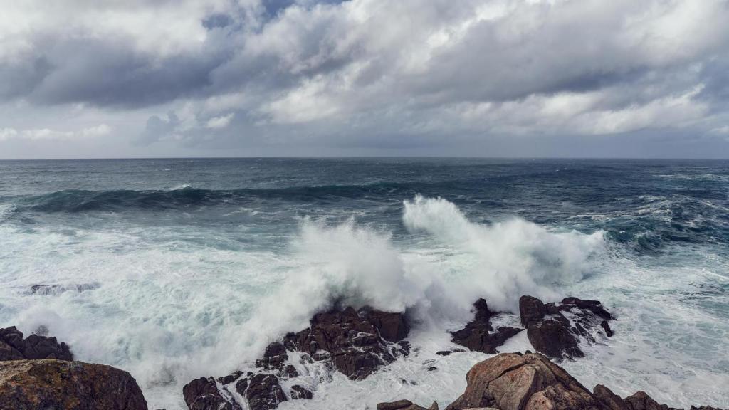 Olas estrelladas contra las rocas en los acantilados de Muxia.