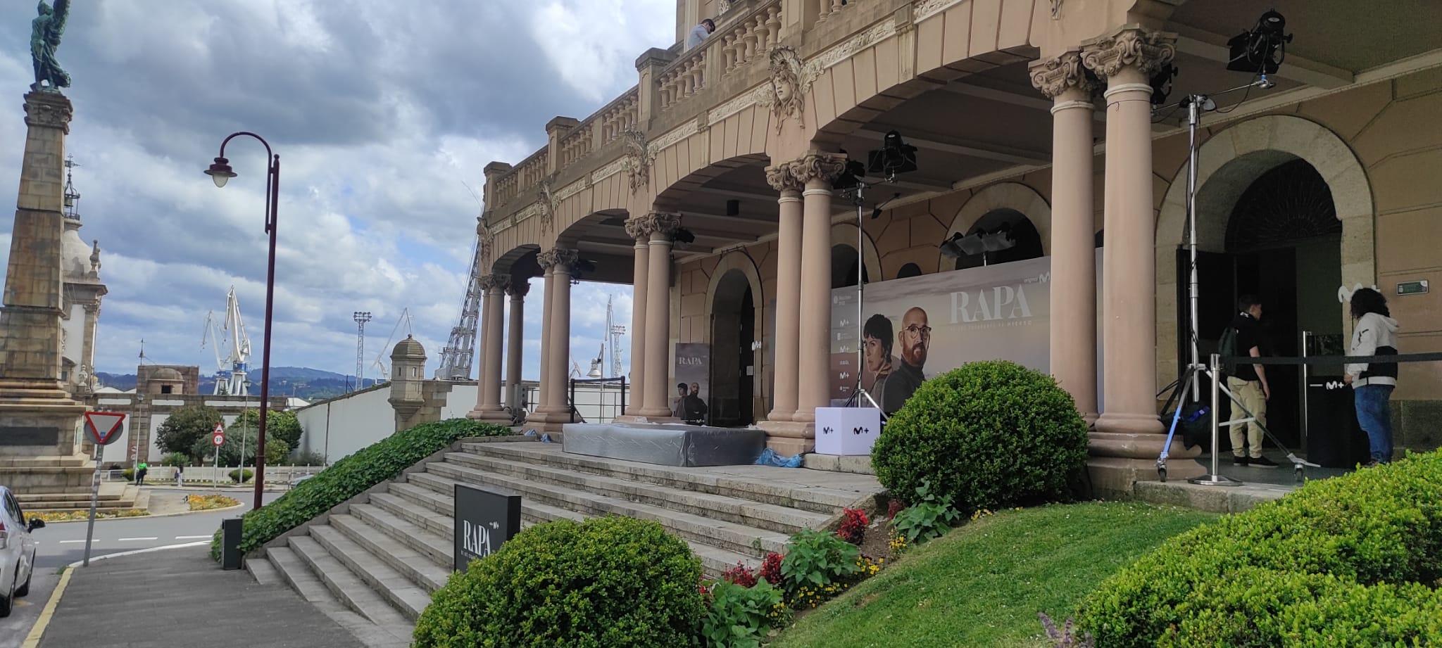 Preparando la alfombra roja en el Jofre. Foto: Quincemil.