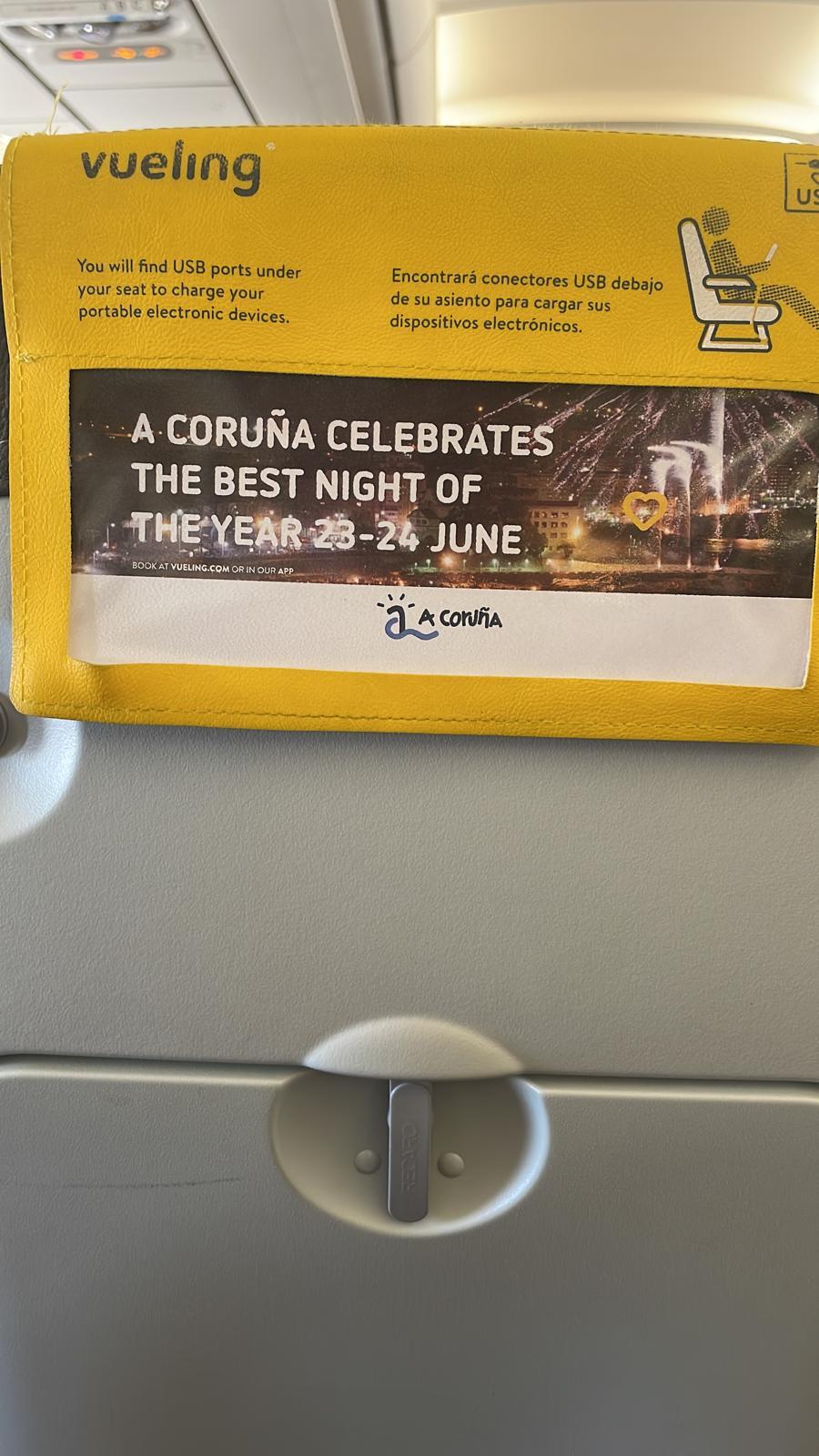 Reposacabezas de asiento patrocinado por el San Juan de A Coruña en un vuelo Barcelona-Manchester (foto cedida)