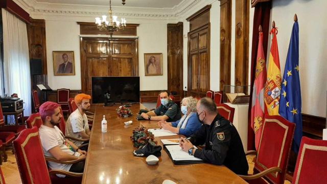 Reunión en la Subdelegación del Gobierno con el colectivo Iguales