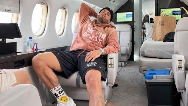 El cantante Nicky jam en su nuevo avión.