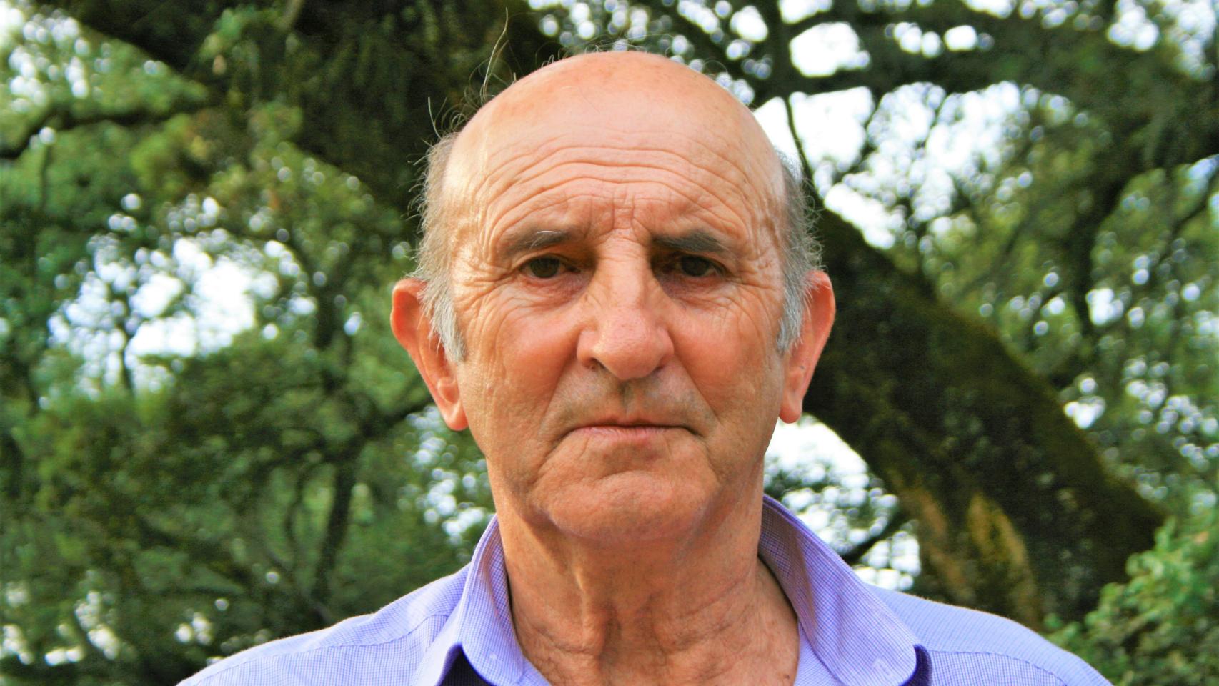 El ganadero José Manuel Domínguez López, bajo la encina donde intentó ahorcarse, en Cazalla de la Sierra (Sevilla).