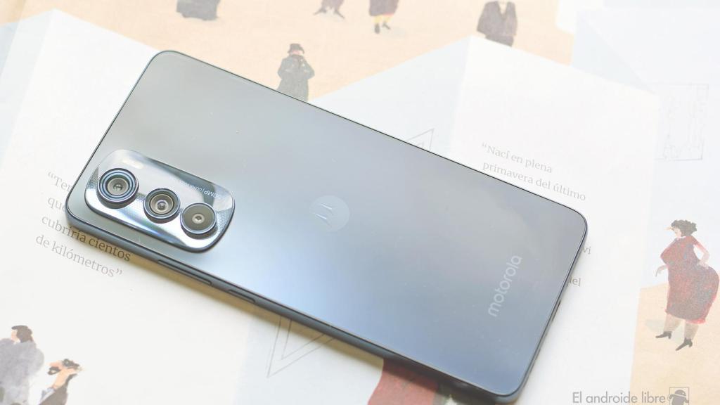 Motorola Moto Edge 30 por detrás