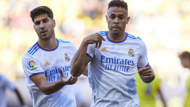 Mariano Díaz celebra su gol con el Real Madrid en La Liga junto a Marco Asensio
