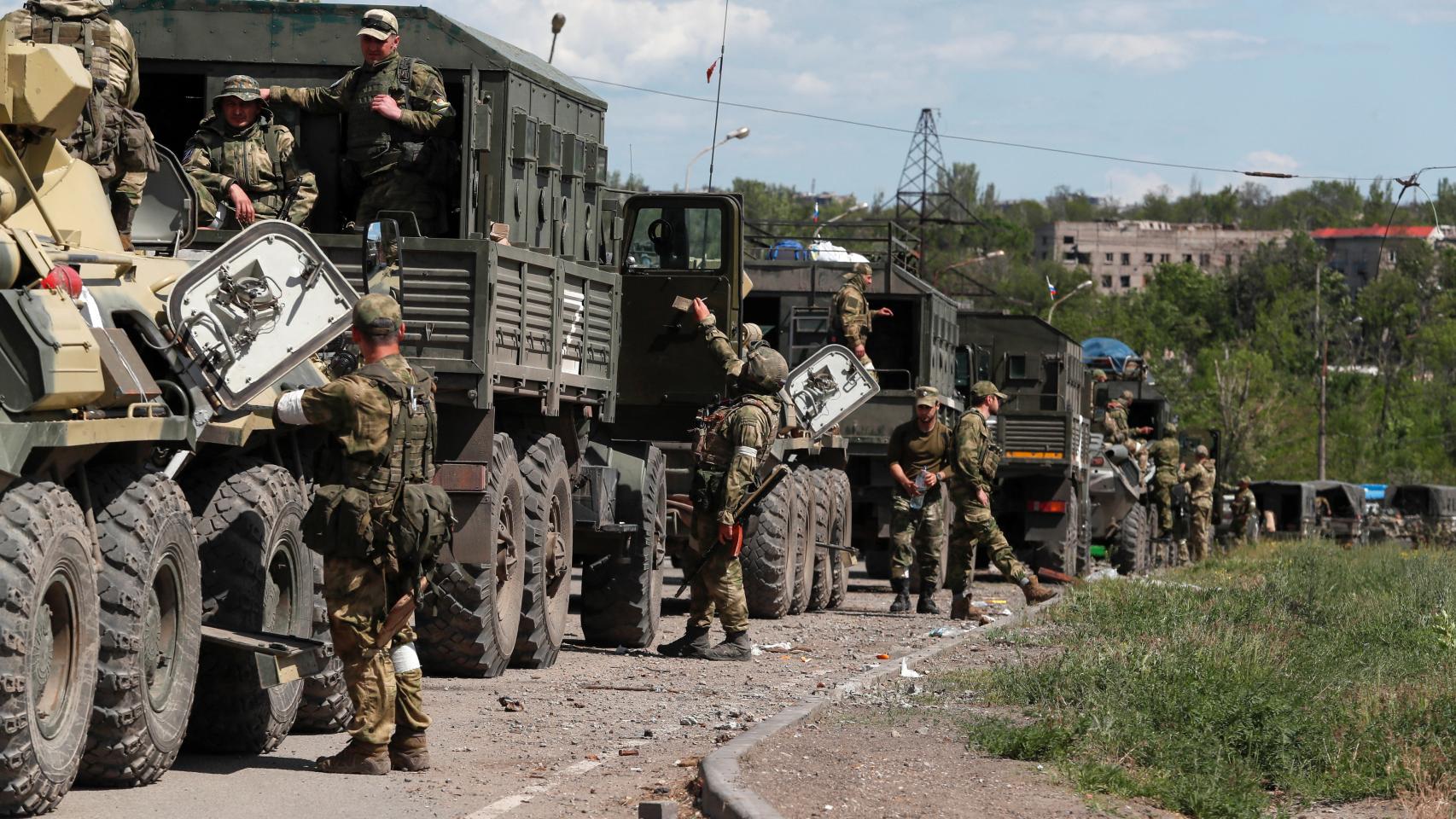 Los miembros del servicio de las tropas prorrusas montan guardia en Mariupol