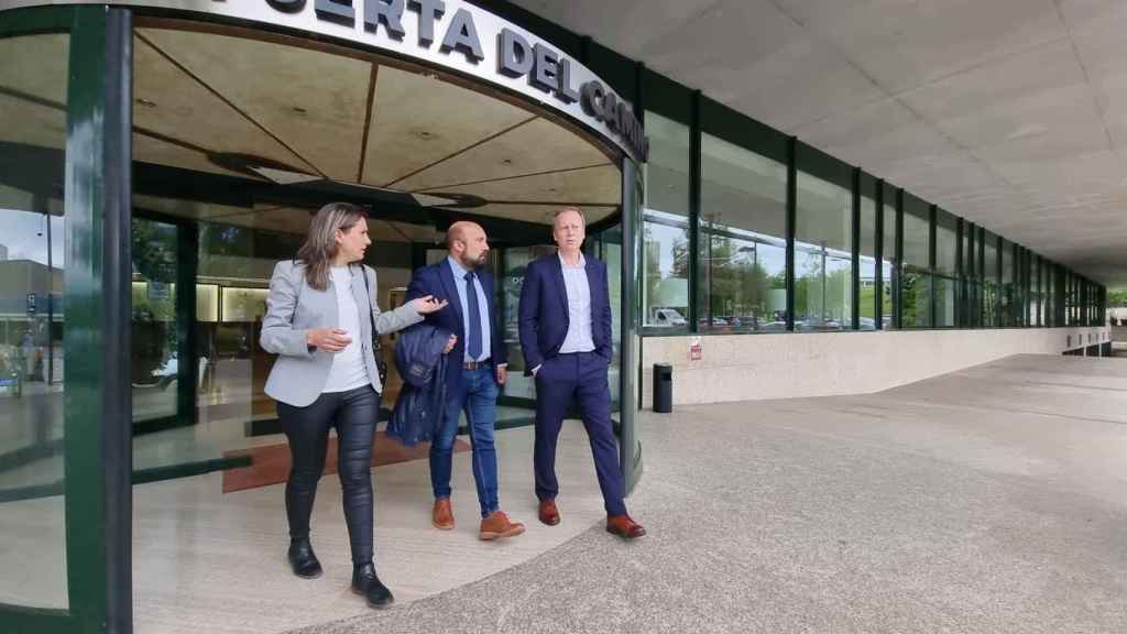 La secretaria local del PSOE de Ourense, Natalia González; el secretario de Organización del PSdeG, José Manuel Lage; y el secretario provincial de Ourense, Rafael Rodríguez Villarino, en Santiago de Compostela.