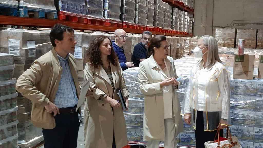 Visita de Maica Larriba a Cruz Roja en Pontevedra.