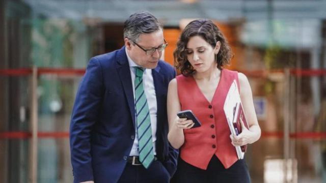Alfonso Serrano e Isabel Díaz Ayuso departen en la Asamblea de Madrid, en mayo de 2022.