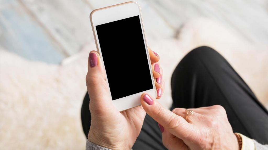 Una persona utiliza un teléfono móvil.