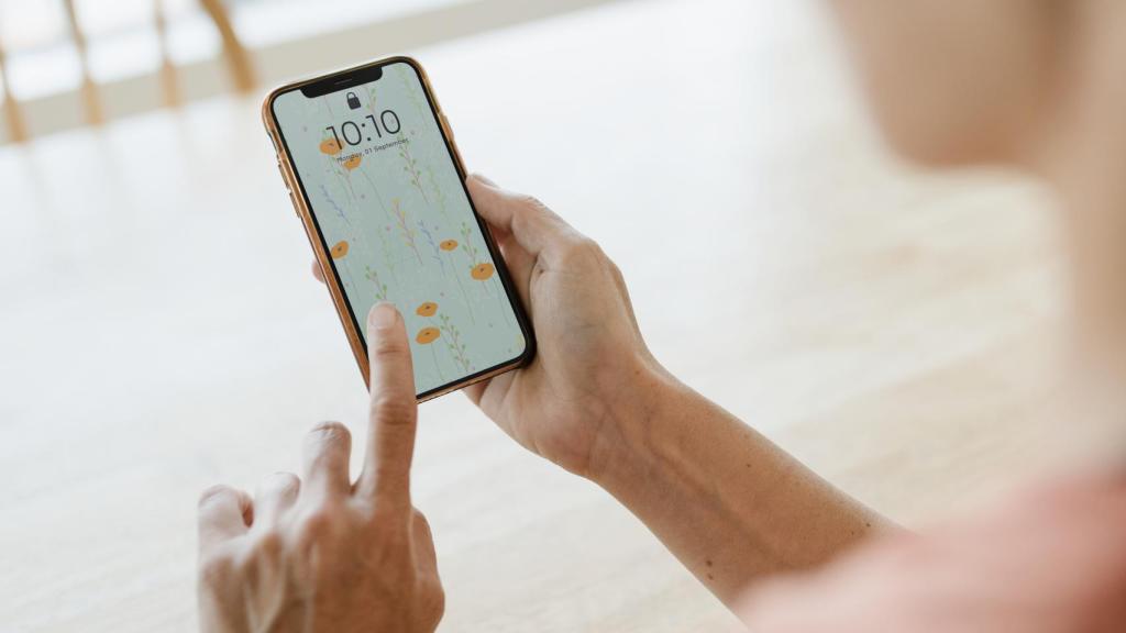 Un usuario consultando su smartphone.