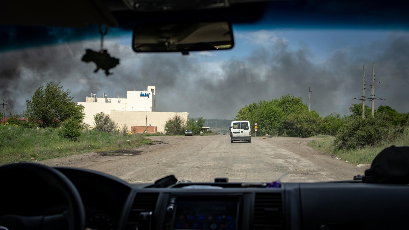 Incendio tras el ataque en la fábrica de Knauf en Soledar, a medio camino entre Bakhmut y Lysychansk.