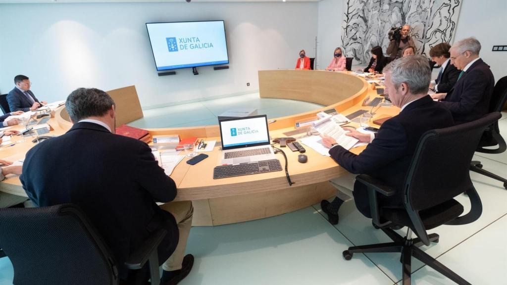 El presidente de la Xunta, Alfonso Rueda Valenzuela, preside su primera reunión ordinaria del Consello.