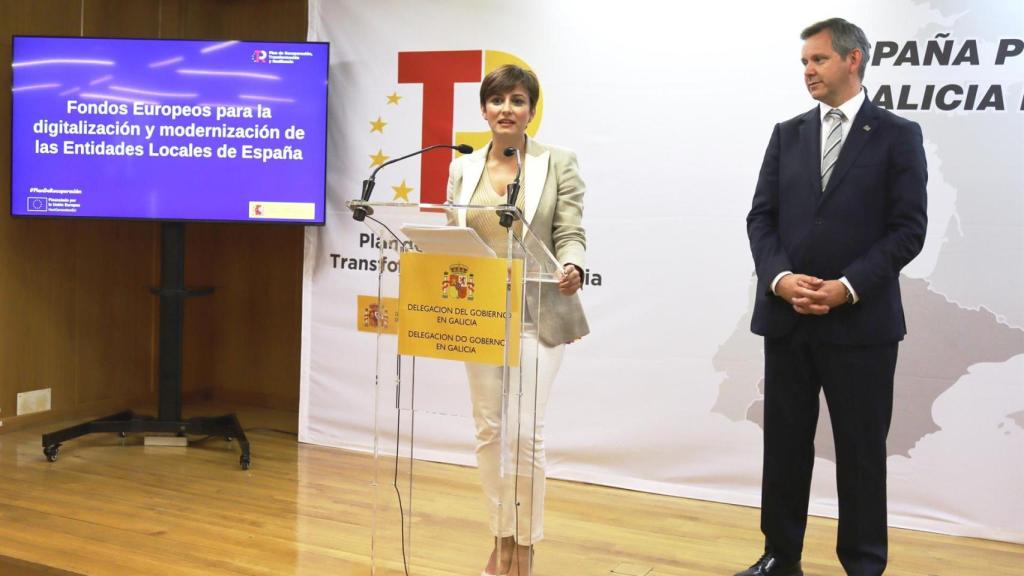 La ministra y portavoz del Ejecutivo, Isabel Rodríguez, junto al delegado del Gobierno en Galicia, José Miñones.