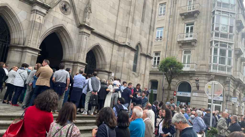 Exterior de la iglesia de Santiago de Vigo en la despedida a Domingo Villar.